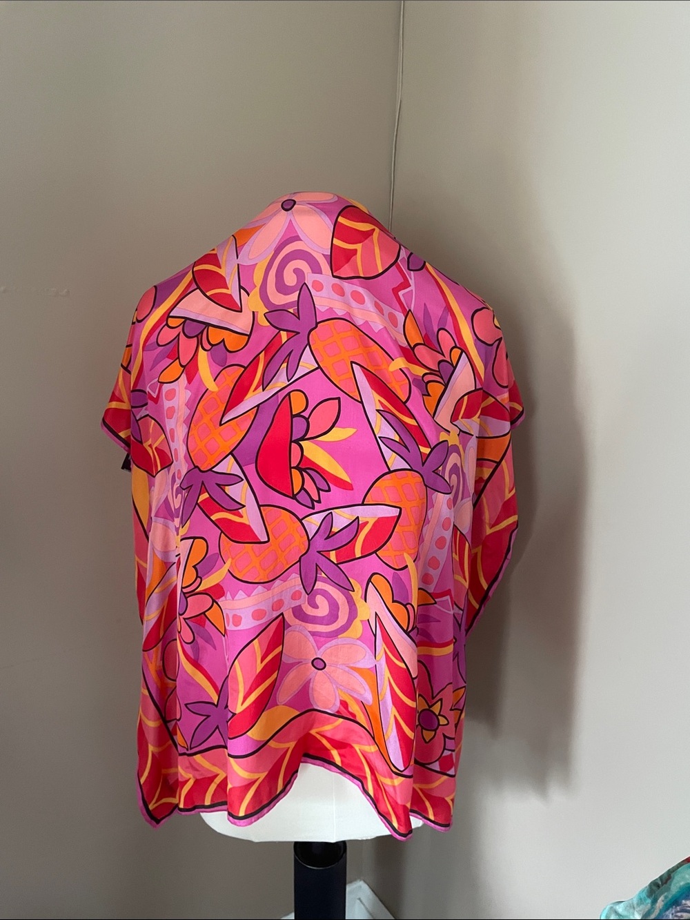 Oscar de la Renta  studios 100 % silk Vibrant Pink Tropical Print Women's scarf